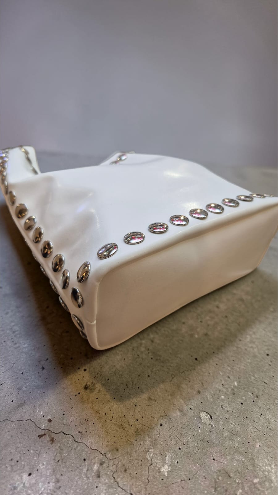 Bolso cubo tachas