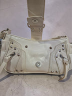 Cartera Baguette Tachas color Crudo