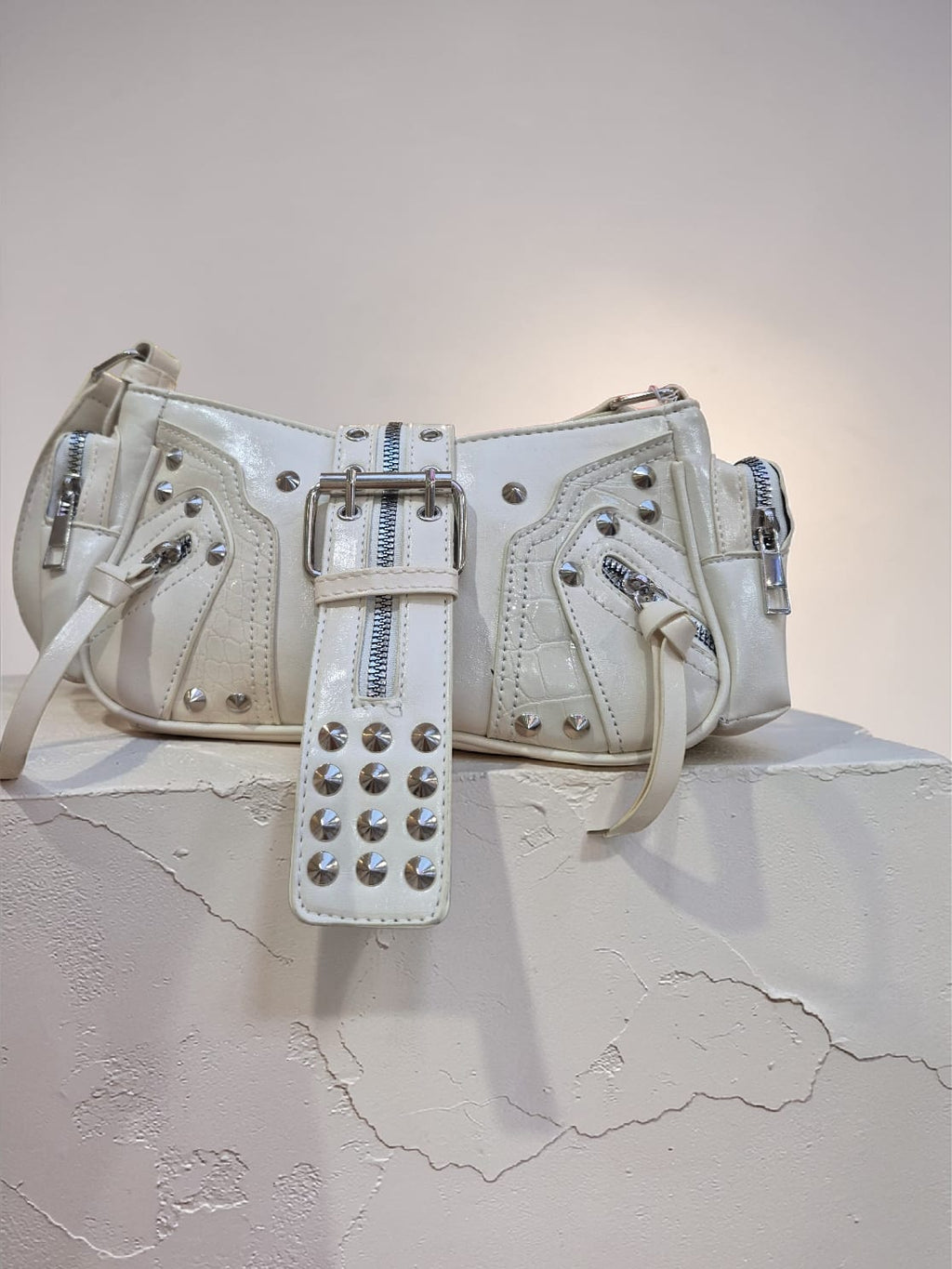 Cartera Baguette Tachas color Crudo