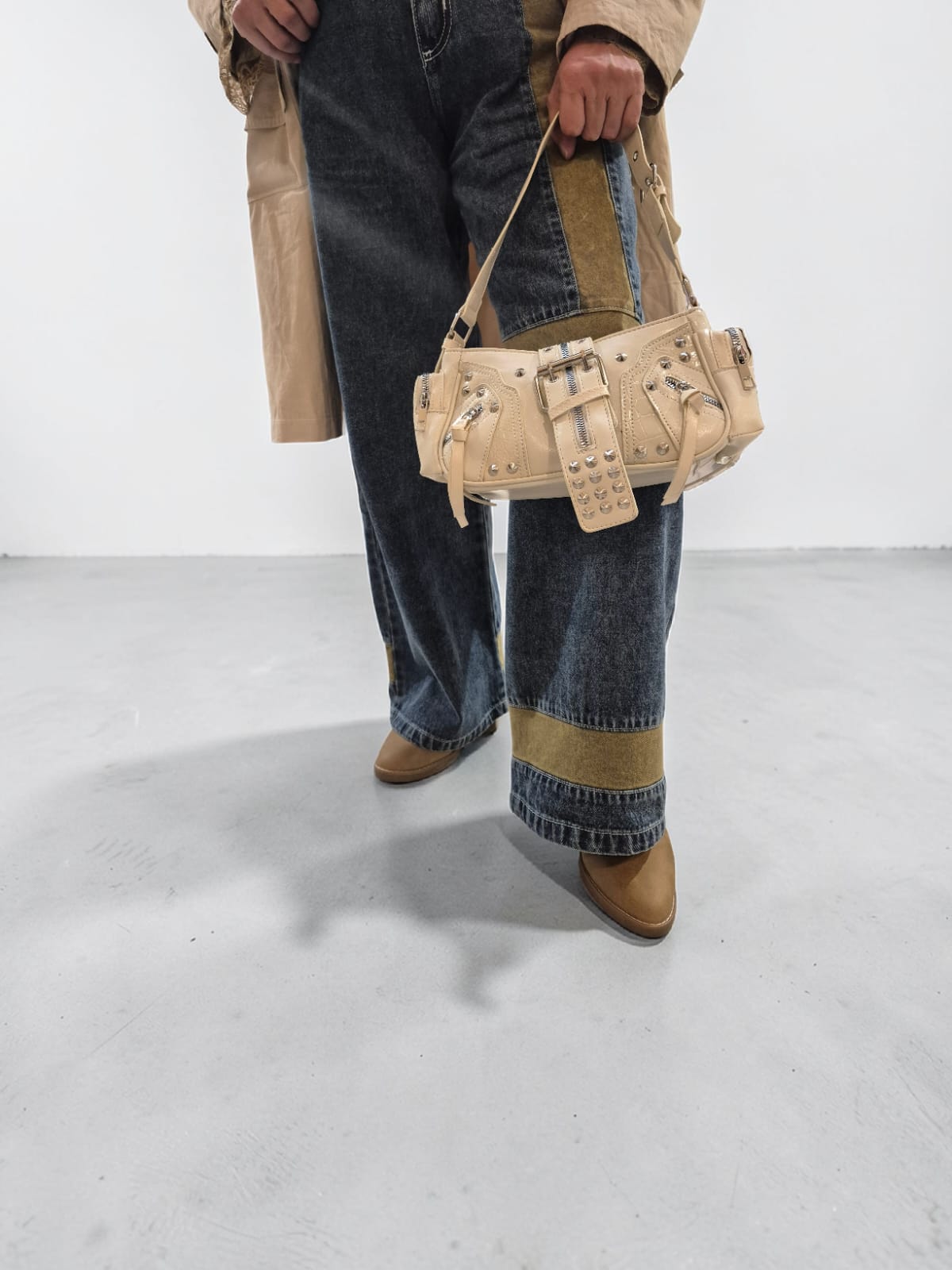 Cartera Baguette Tachas color Crudo