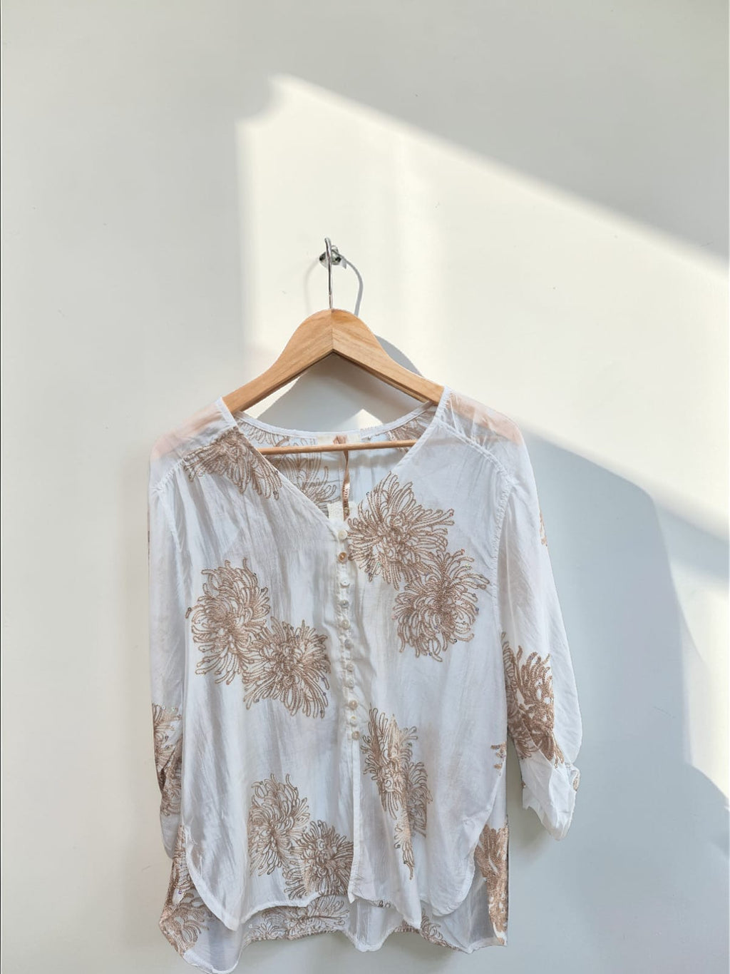 Blusa bordada manga aglobada