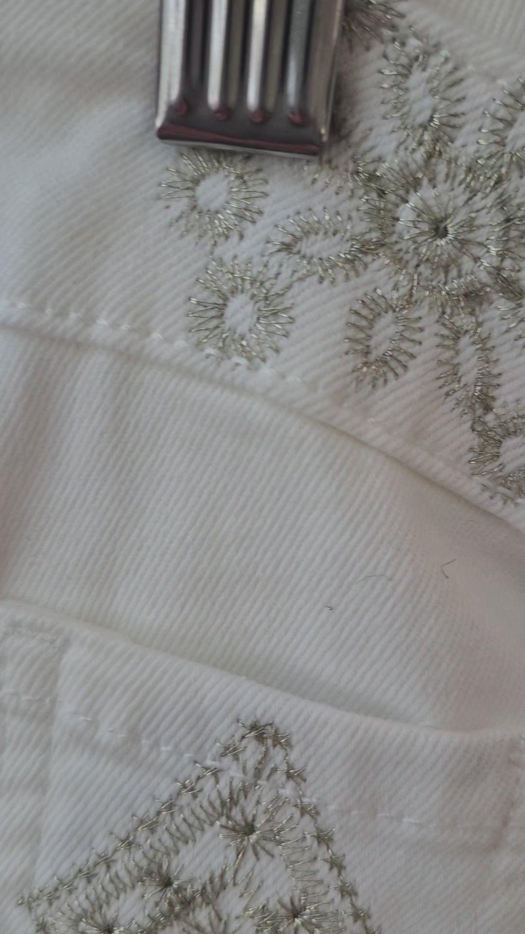 Pantalón bordado diseño