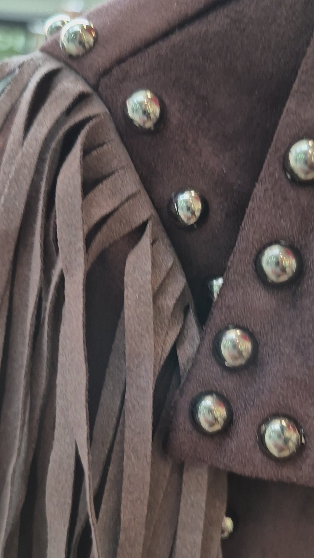 Chaqueta gamuza tachas y flecos
