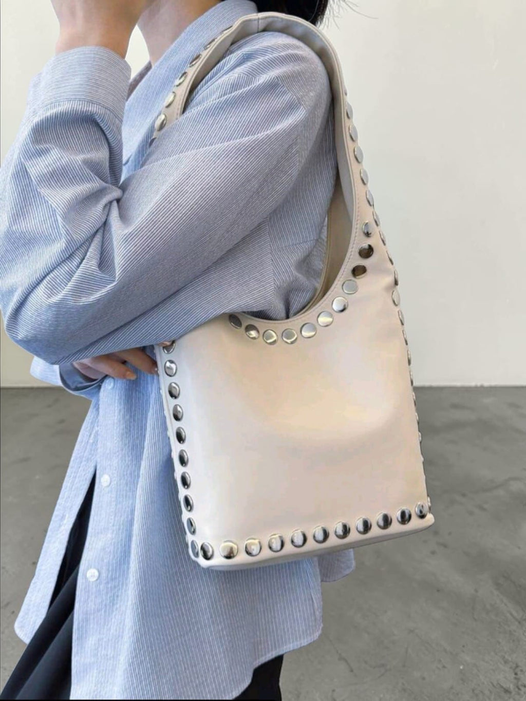 Bolso cubo tachas