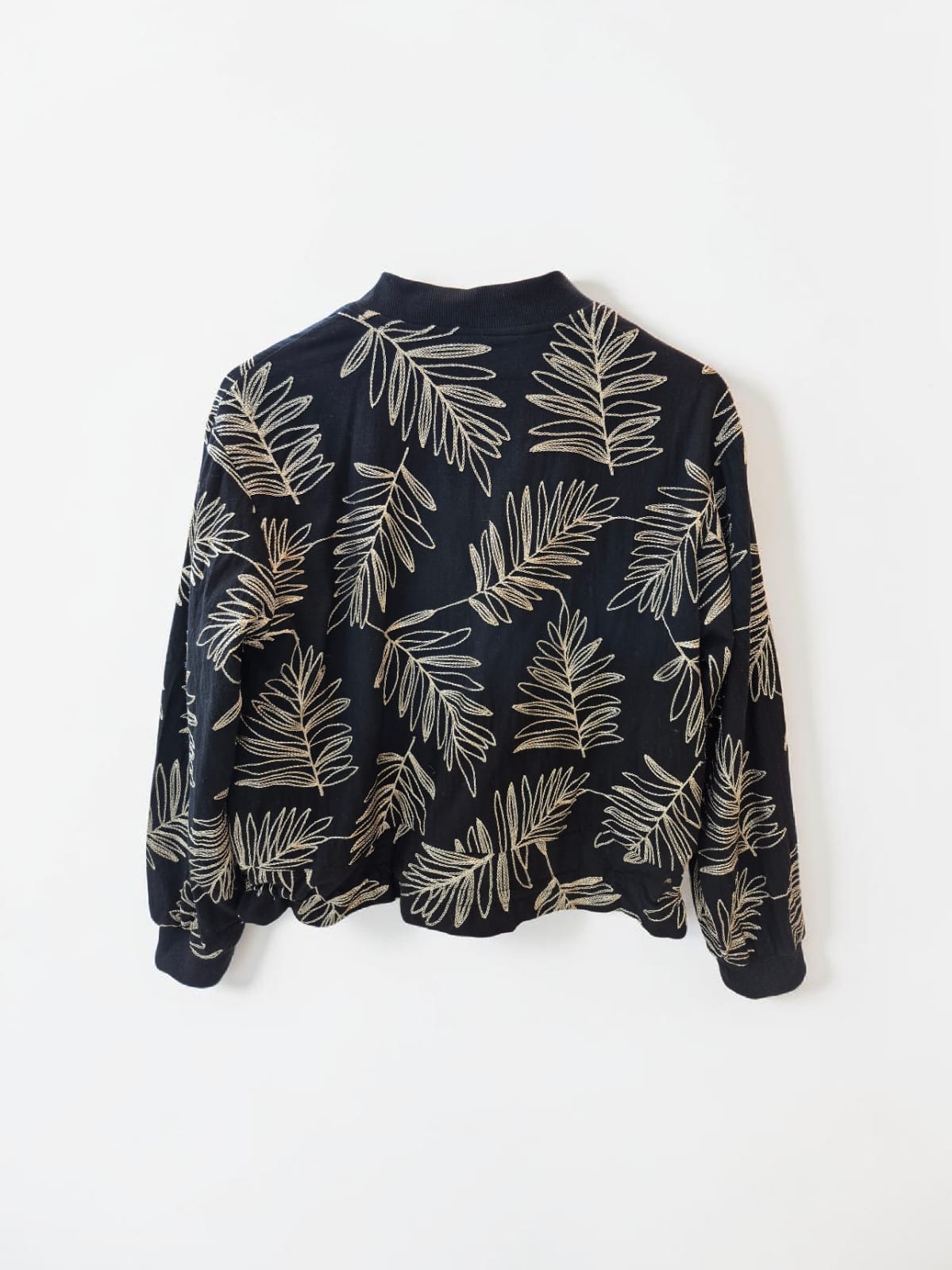 Bomber bordada diseño hojas