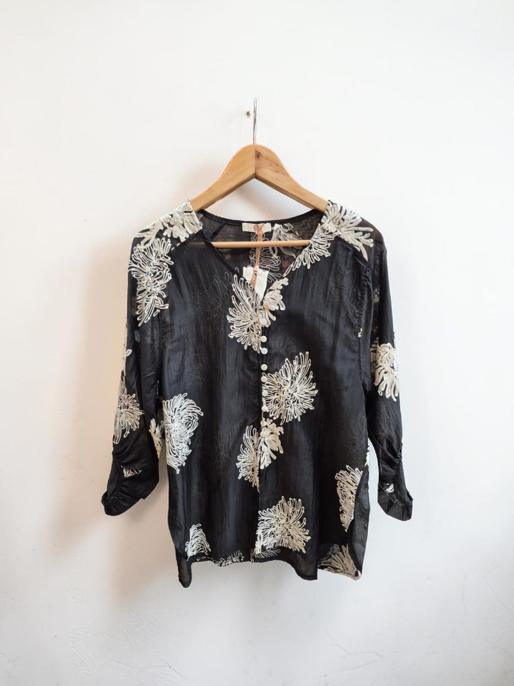 Blusa bordada manga aglobada