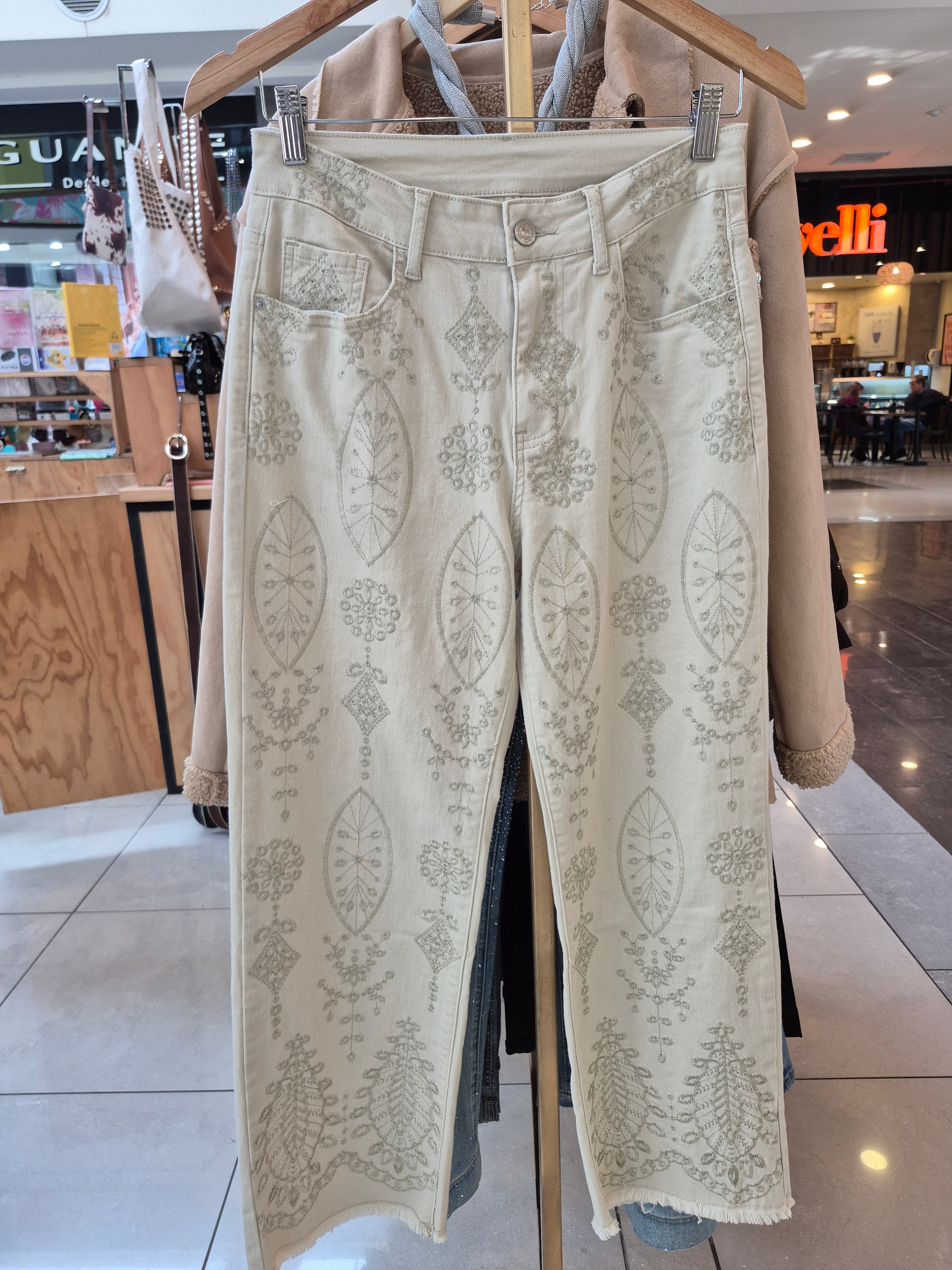 Pantalón bordado diseño