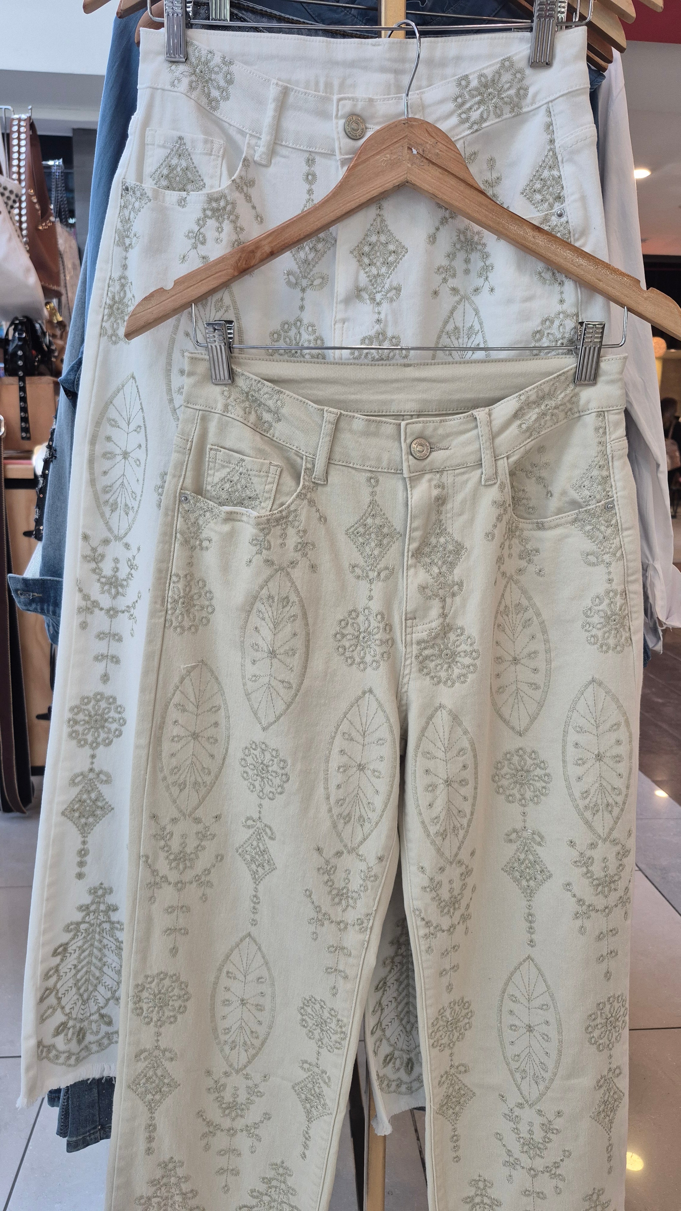 Pantalón bordado diseño