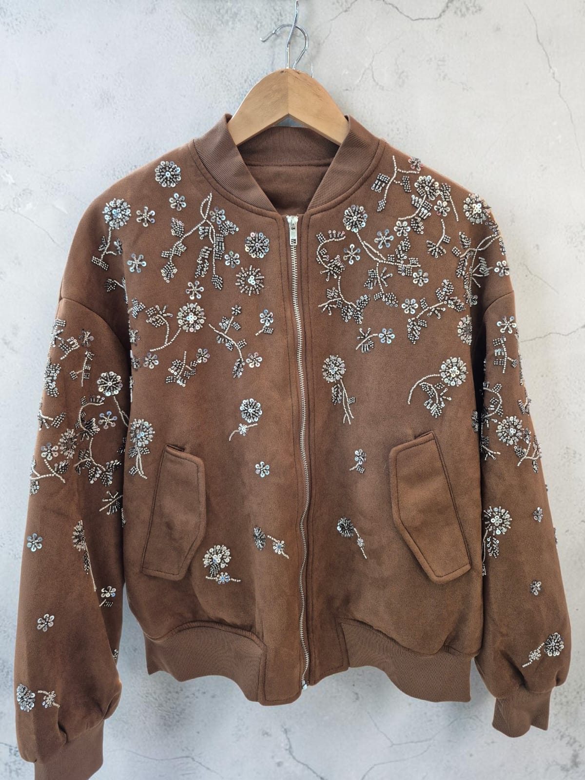 Bomber gamuza bordada