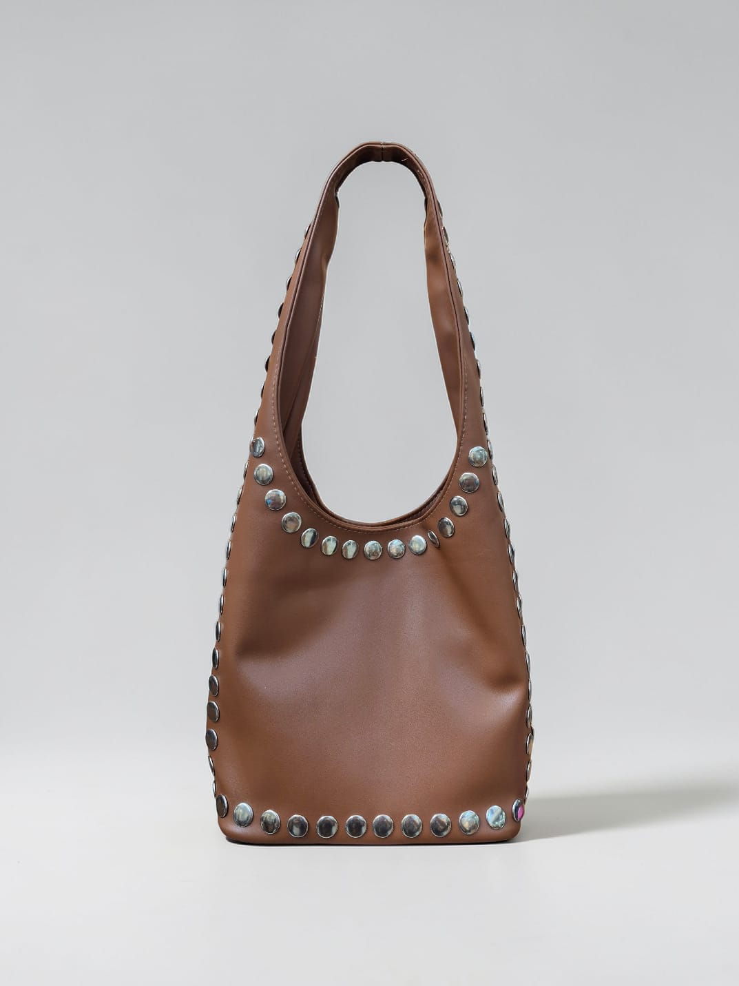 Bolso cubo tachas