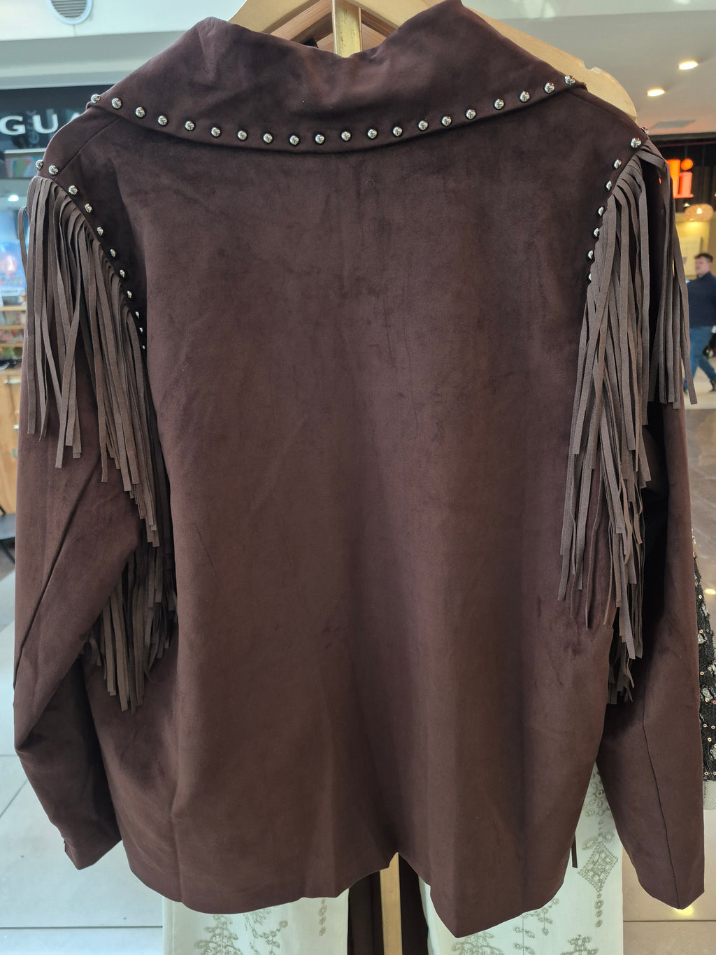 Chaqueta gamuza tachas y flecos
