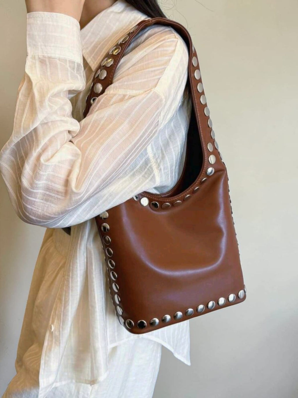 Bolso cubo tachas