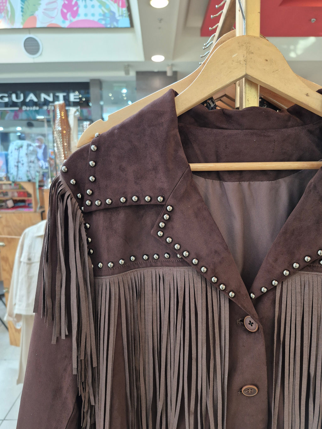 Chaqueta gamuza tachas y flecos