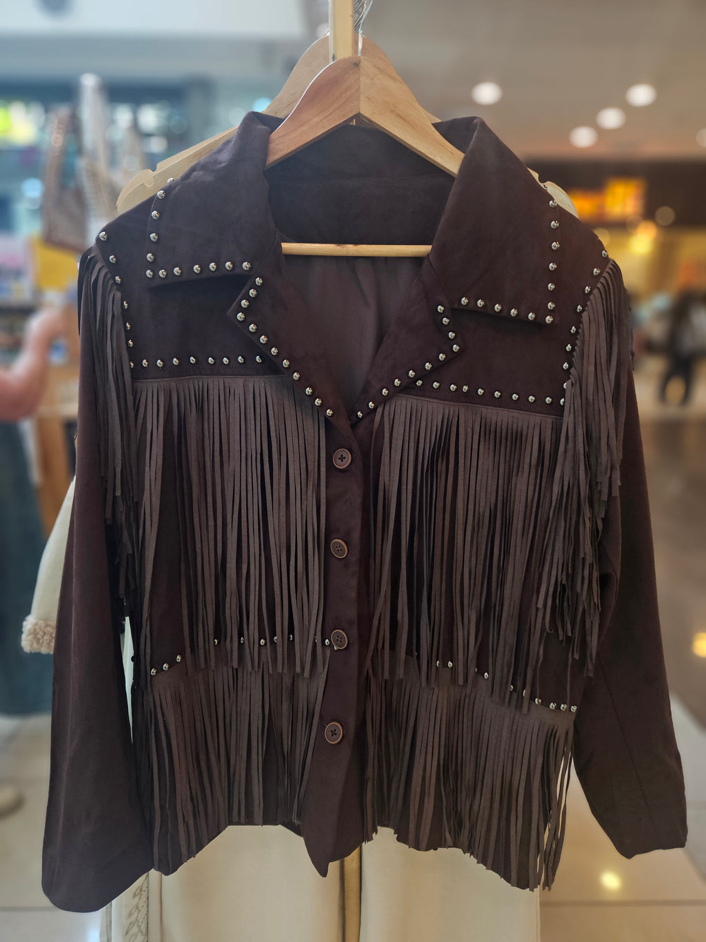 Chaqueta gamuza tachas y flecos